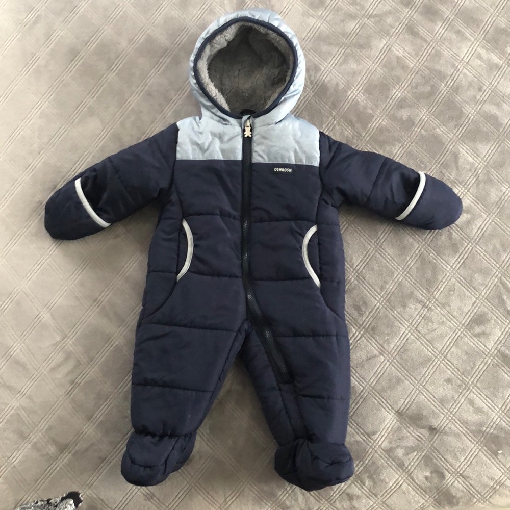 Oshkosh Baby boy snow  suit.  Size 6-9 months.